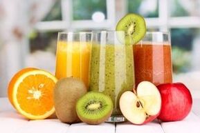 Frisch gepresste Säfte aus Gemüse, Obst oder Beeren im Diätmenü zum Trinken