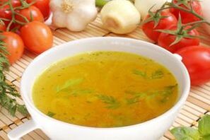 Hühnerbrühe ohne Salz in der Ernährung zum Trinken