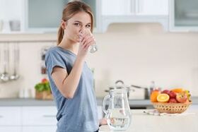Trinken Sie reines Wasser bei einer sauberen Ernährung